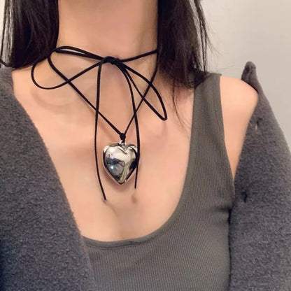 Collier ras du cou cœur en velours Julia